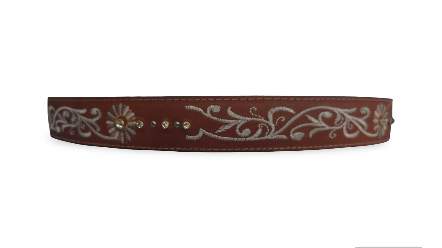 Cinto Vaquero Para Dama Bordado FLORES Blancas Color COGNAC
