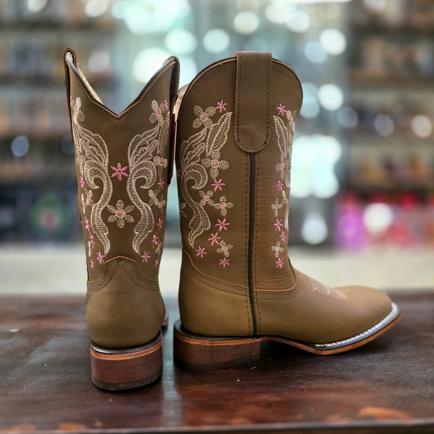 BOTAS VAQUERAS DAMA BORDADA FLORES ROSAS COLOR OCRE